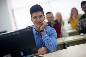 studenter grupp i dator labb klassrum foto