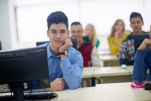 studenter grupp i dator labb klassrum foto