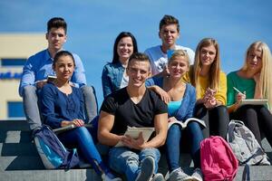 studenter utanför Sammanträde på steg foto