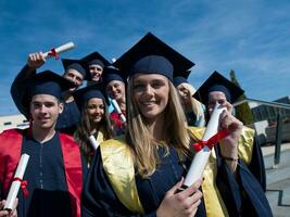 ung examinerade studenter grupp foto