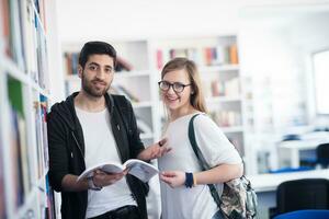 studenter par i skola bibliotek foto