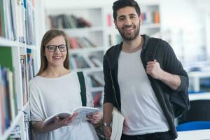 studenter par i skola bibliotek foto