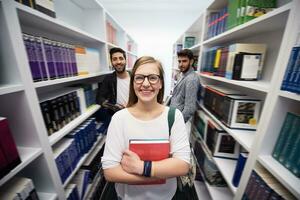 studenter grupp i skola bibliotek foto