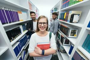 studenter grupp i skola bibliotek foto