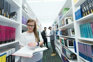 studenter grupp i skola bibliotek foto