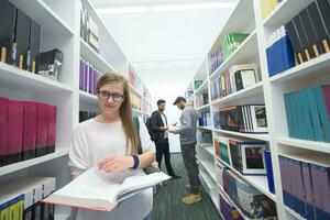 studenter grupp i skola bibliotek foto