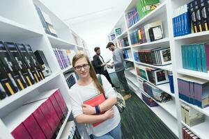 studenter grupp i skola bibliotek foto