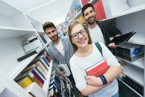 studenter grupp i skola bibliotek foto