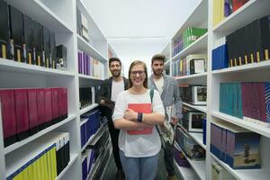 studenter grupp i skola bibliotek foto