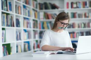 kvinna studerande studie i skola bibliotek foto