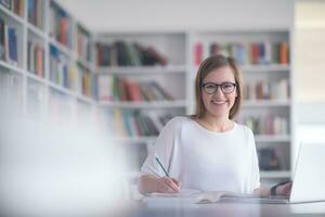 kvinna studerande studie i skola bibliotek foto