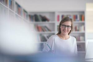 kvinna studerande studie i skola bibliotek foto