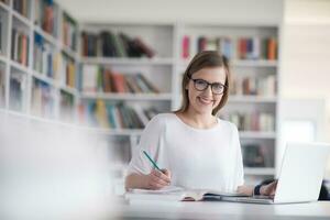 kvinna studerande studie i skola bibliotek foto