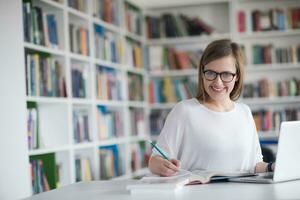 kvinna studerande studie i skola bibliotek foto