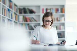 kvinna studerande studie i skola bibliotek foto