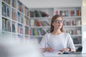 kvinna studerande studie i skola bibliotek foto