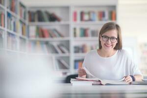 kvinna studerande studie i skola bibliotek foto