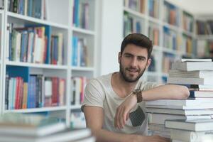 studerande studie i skola bibliotek foto