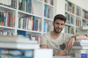 studerande studie i skola bibliotek foto