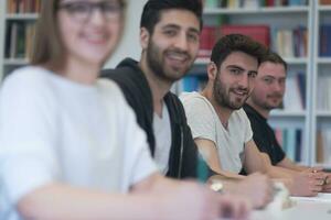 grupp av studenter studie tillsammans i klassrum foto
