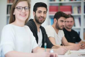 grupp av studenter studie tillsammans i klassrum foto