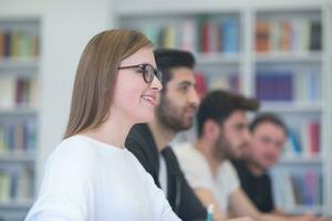 grupp av studenter studie tillsammans i klassrum foto