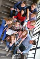 Lycklig tonåren grupp i skola foto