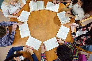 Lycklig tonåren grupp i skola foto