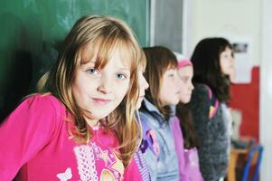 Lycklig barn grupp i skola foto