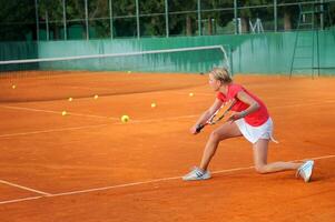 flicka spelar tennis utomhus- foto