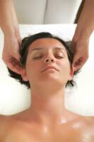 skön kvinna ha massage på spa och wellness Centrum foto
