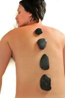skön kvinna ha hotstone massage på spa och wellness Centrum foto