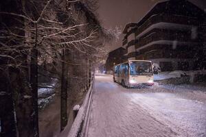 elektrisk taxi buss i de bilfri Semester montain tillflykt foto