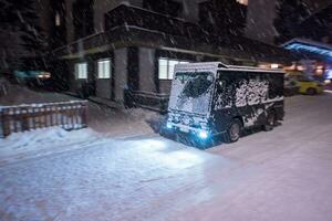 elektrisk taxi buss i de bilfri Semester montain tillflykt foto