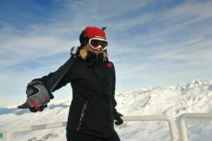 kvinna vinter- snö skidåkning på på nu på vinter- säsong foto
