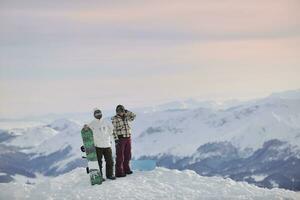 snowboardåkare par på bergets topp foto