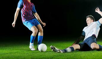 fotbollsspelare i konkurrens om bollen foto