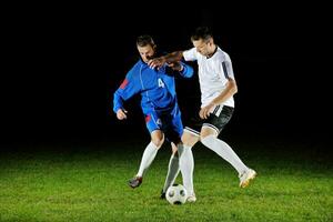 fotbollsspelare i aktion för bollen foto