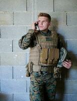 soldat använder sig av smartphone foto