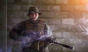 soldat i verkan siktar på laser syn optik foto