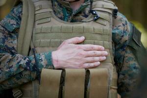 soldat svära med hand på hjärta foto