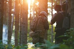 videographer tar verkan skjuta av soldater i verkan foto