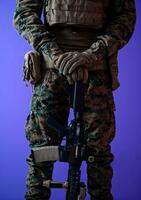 modern krigföring soldat lila backgorund foto