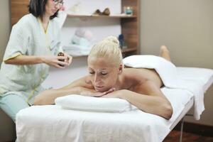 kvinna tillbaka massage behandling foto