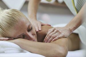 kvinna på spa och wellness tillbaka massage foto