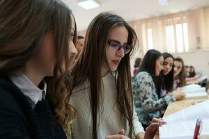 studenter grupp i amfiteatern foto