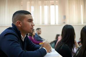 studerande tar anteckningar medan studerar i hög skola foto