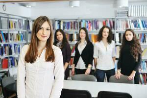 studerande i bibliotek foto