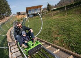 far och son åtnjuter körning på alpina underlägg foto