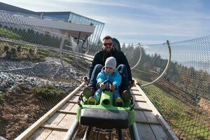 far och son åtnjuter körning på alpina underlägg foto